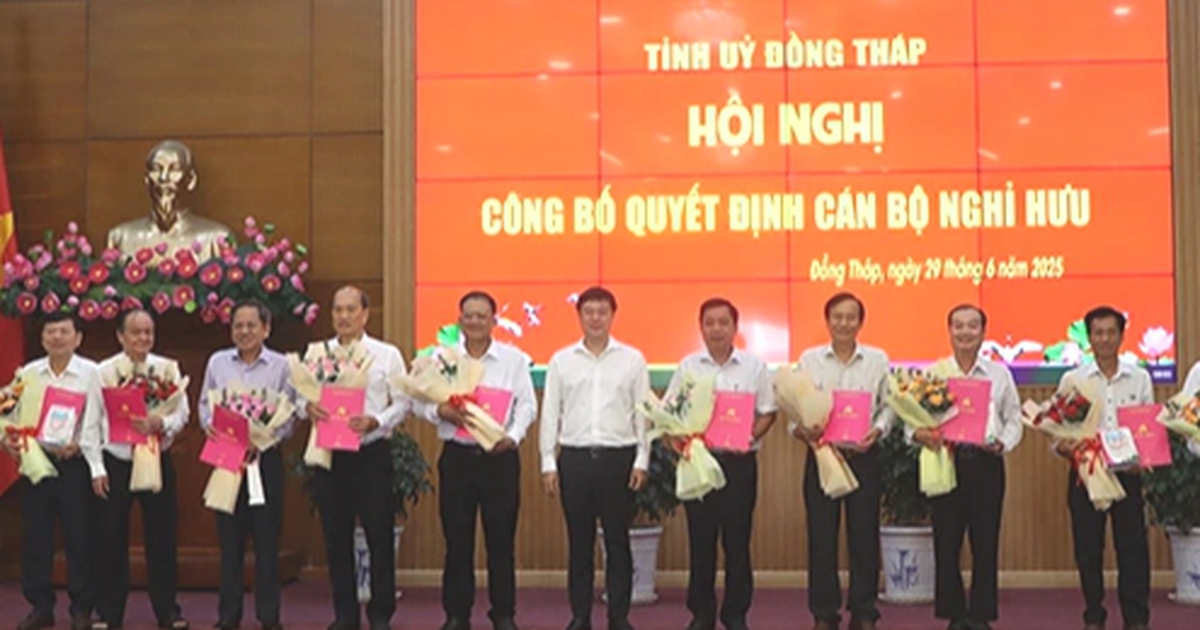 Ban giám đốc Sở GD-ĐT tỉnh Đồng Tháp và hơn 30 cán bộ tỉnh về hưu