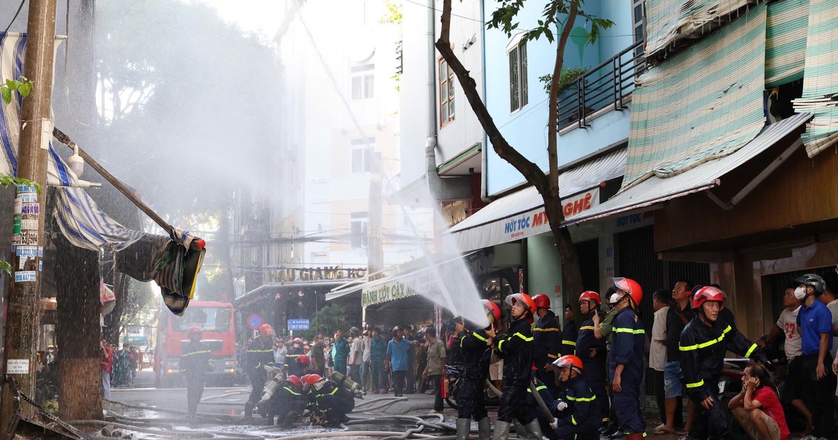 Hỏa hoạn thiêu rụi tiệm kinh doanh nhang đèn trung tâm TP.Cần Thơ