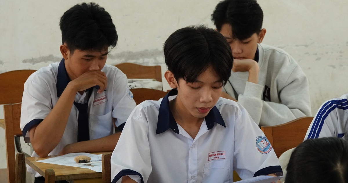 Xin giúp đỡ cậu học trò mồ côi cha mẹ nuôi ước mơ vào đại học
