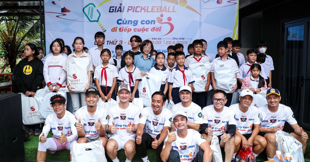 Trao trực tiếp 150 triệu đồng tại giải pickleball 'Cùng con đi tiếp cuộc đời' lần 3