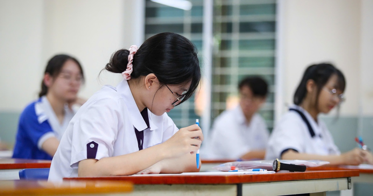Vì sao đề thi tốt nghiệp THPT 2025 toán, tiếng Anh khó nhưng lý lại rất… dễ?