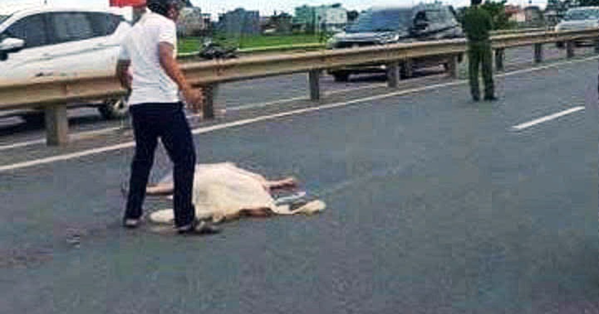 Sau khi đâm bạn gái trọng thương, người đàn ông chạy ra đường lao vào xe tải