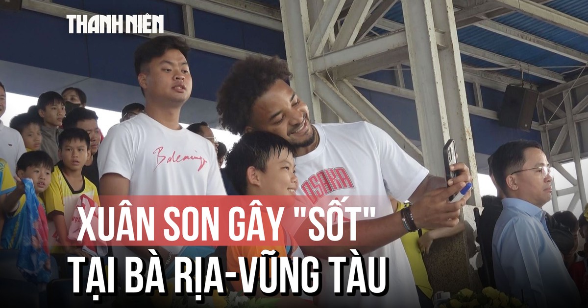 Xuân Son gây ‘sốt’ với cầu thủ nhí, cực thân thiện và tươi tắn với CĐV