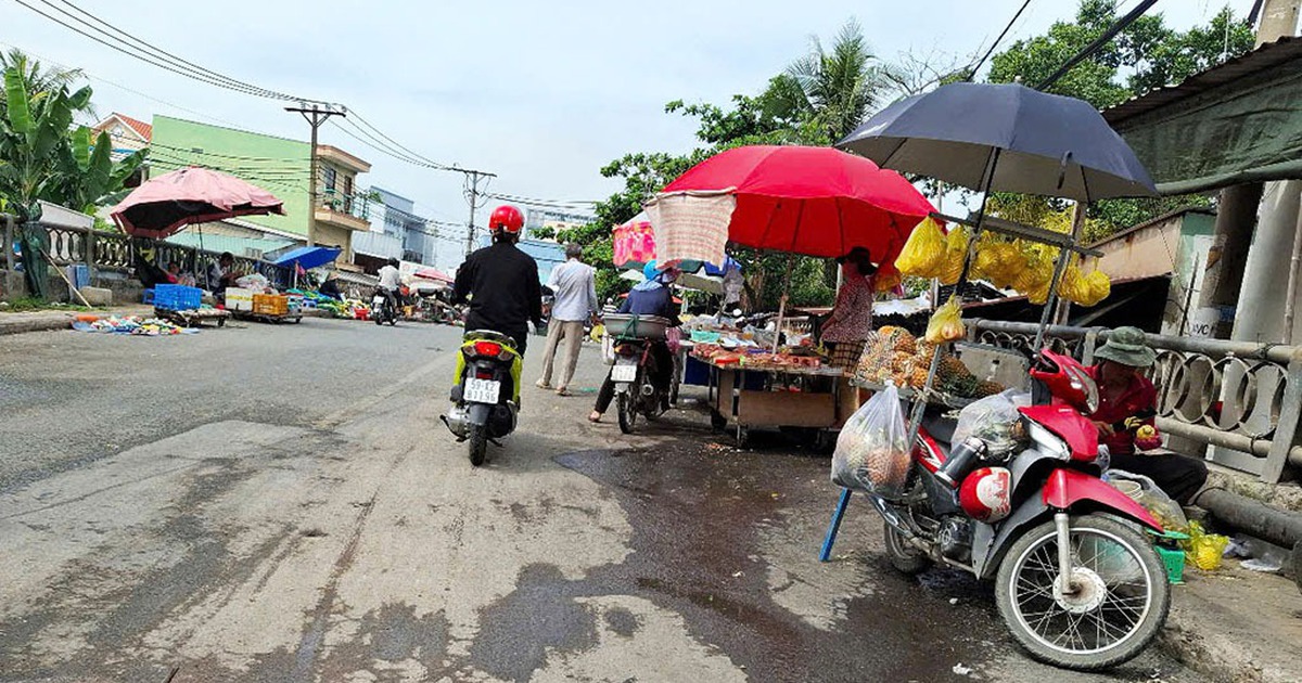 Buôn bán lấn chiếm trên cầu