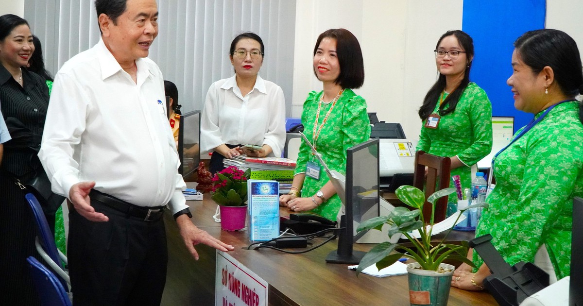 Chủ tịch Quốc hội khảo sát hành chính công tại Cần Thơ