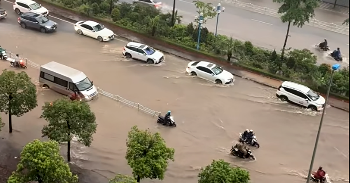 Đường phố Hà Nội ngập sâu sau cơn mưa lớn, phương tiện 'bơi' trong biển nước