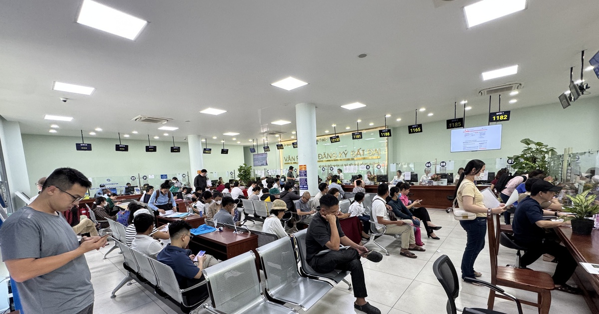 Người dân đổ xô đi làm hồ sơ nhà đất trước ngày vận hành chính quyền 2 cấp