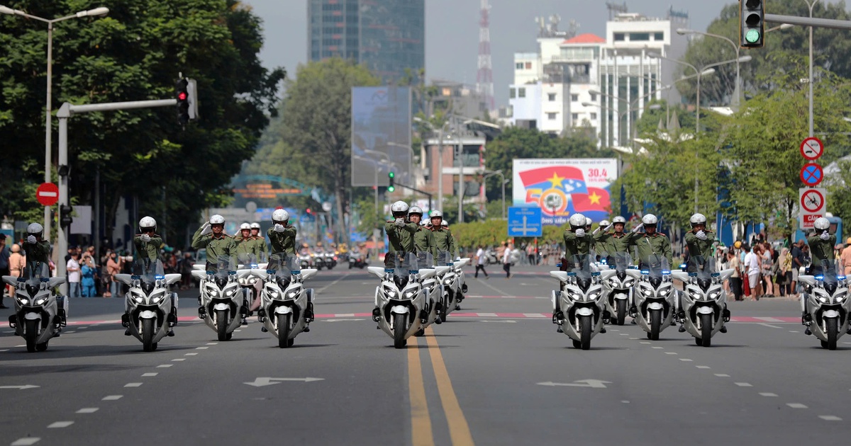 Clip công an luyện tập biểu diễn mô tô thả 2 tay gây 'sốt' mạng