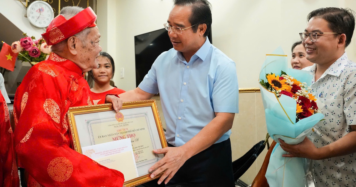 Chủ tịch TP.HCM chúc thọ người cao tuổi tròn 90