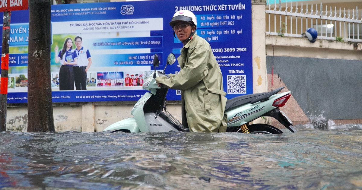 TP.HCM mưa lớn chiều nay 4.6: 'Phố nhà giàu' Thảo Điền ngập nặng hơn 2 tiếng