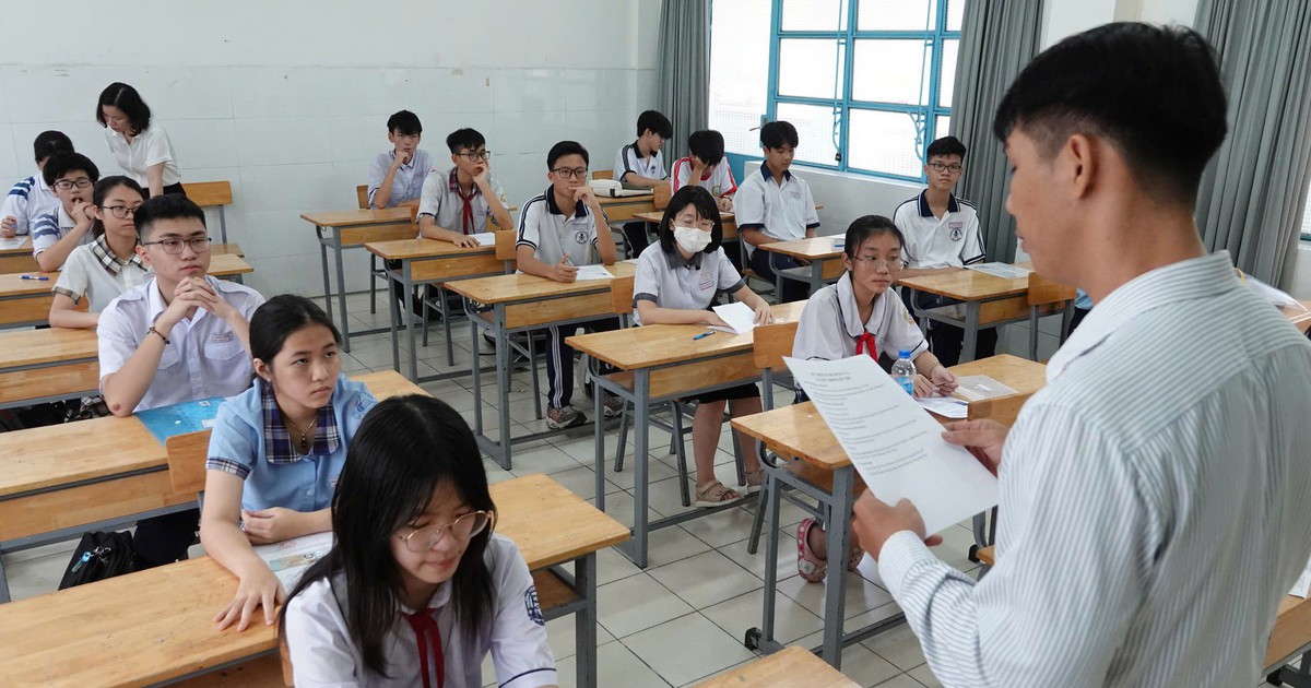 Giám thị tuân thủ quy chế thi để đảm bảo quyền lợi thí sinh