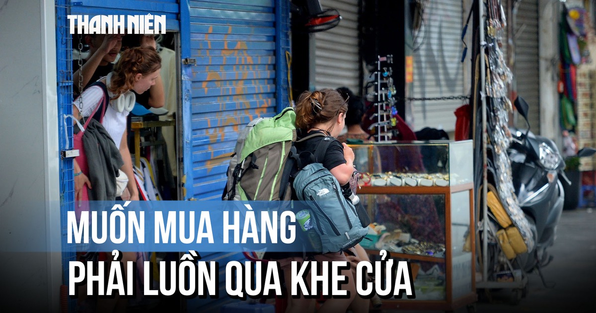 Buôn bán bất thường mùa du lịch, khách luồn qua khe cửa mua hàng: Vì sao?