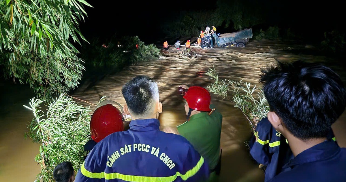 Công an TP.Huế xuyên đêm cứu 4 người dân mắc kẹt trong dòng lũ
