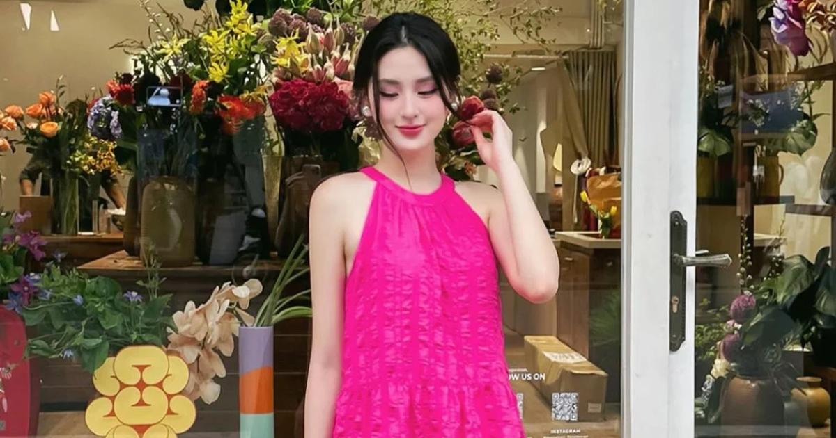 Đầm suông cổ yếm tạo nét mềm mại cho quý cô thời thượng