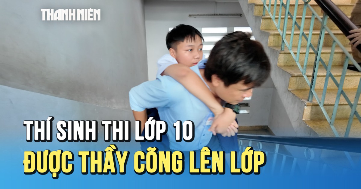 Thí sinh ngồi xe lăn được giáo viên cõng lên phòng dự thi lớp 10