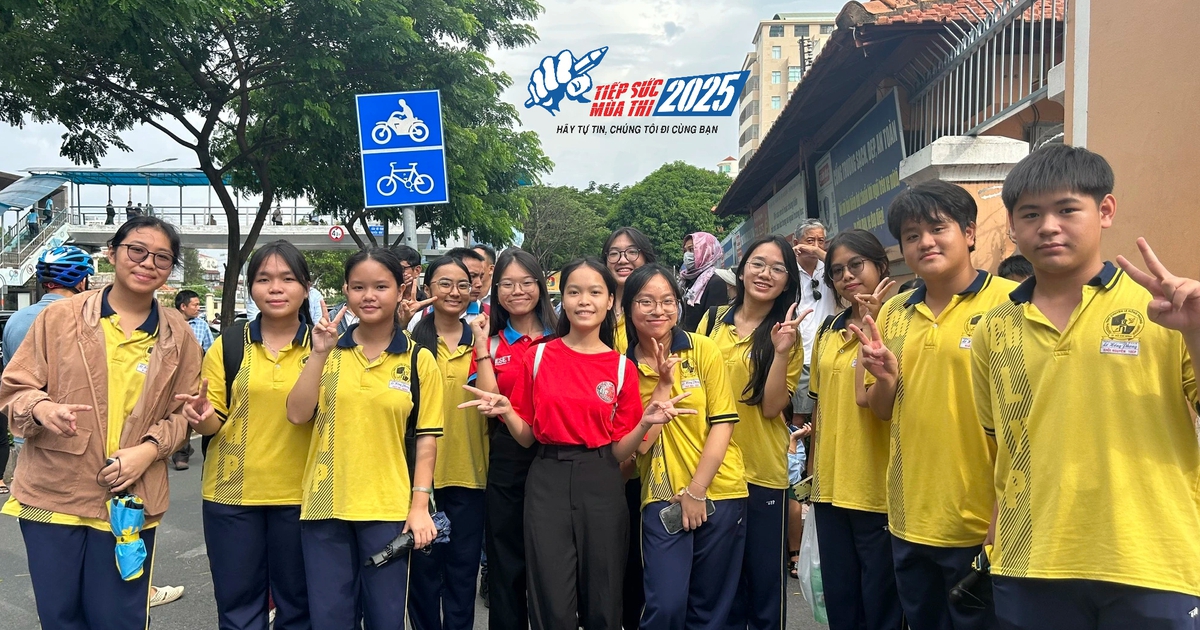 Học sinh trường chuyên mang quạt, gấu bông... đến chúc thí sinh thi lớp 10 tốt