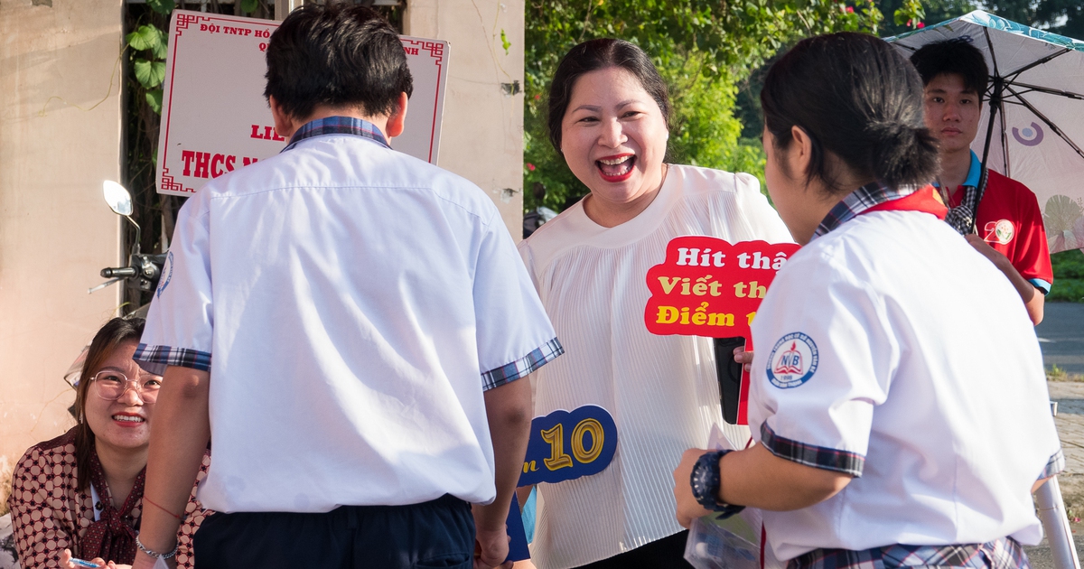 Thầy cô TP.HCM mặc áo lớp, cầm biển cổ vũ, 'Cả thế giới tin em làm được'!