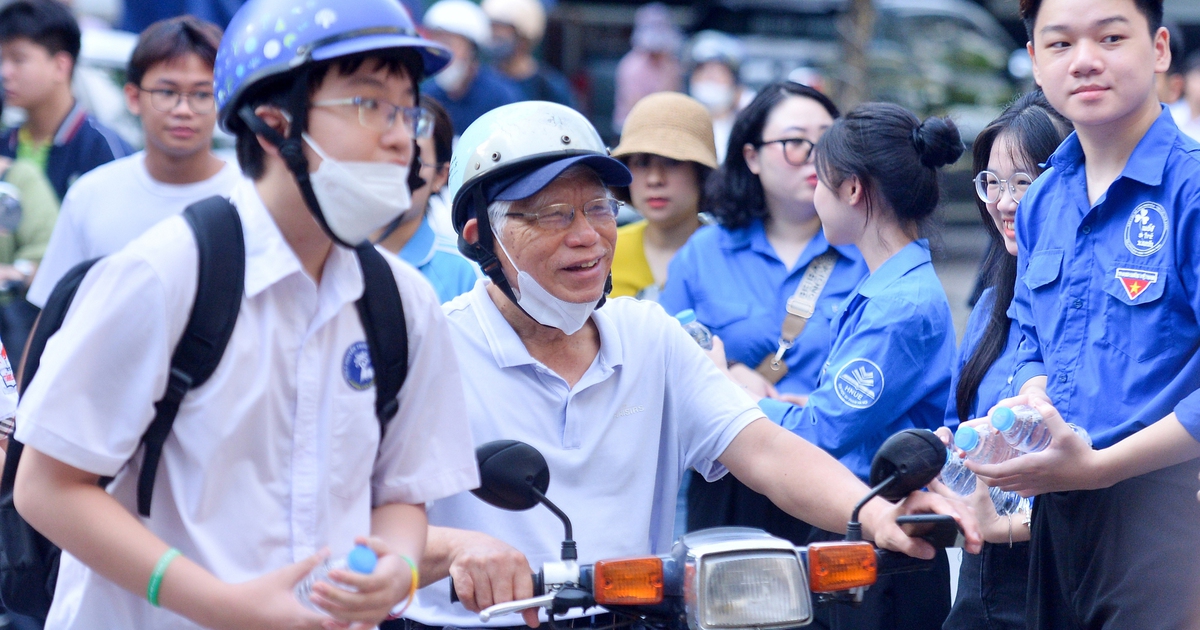 Ông ngoại 76 tuổi đưa cháu đi thi cấp 3 để 'được vía tốt'