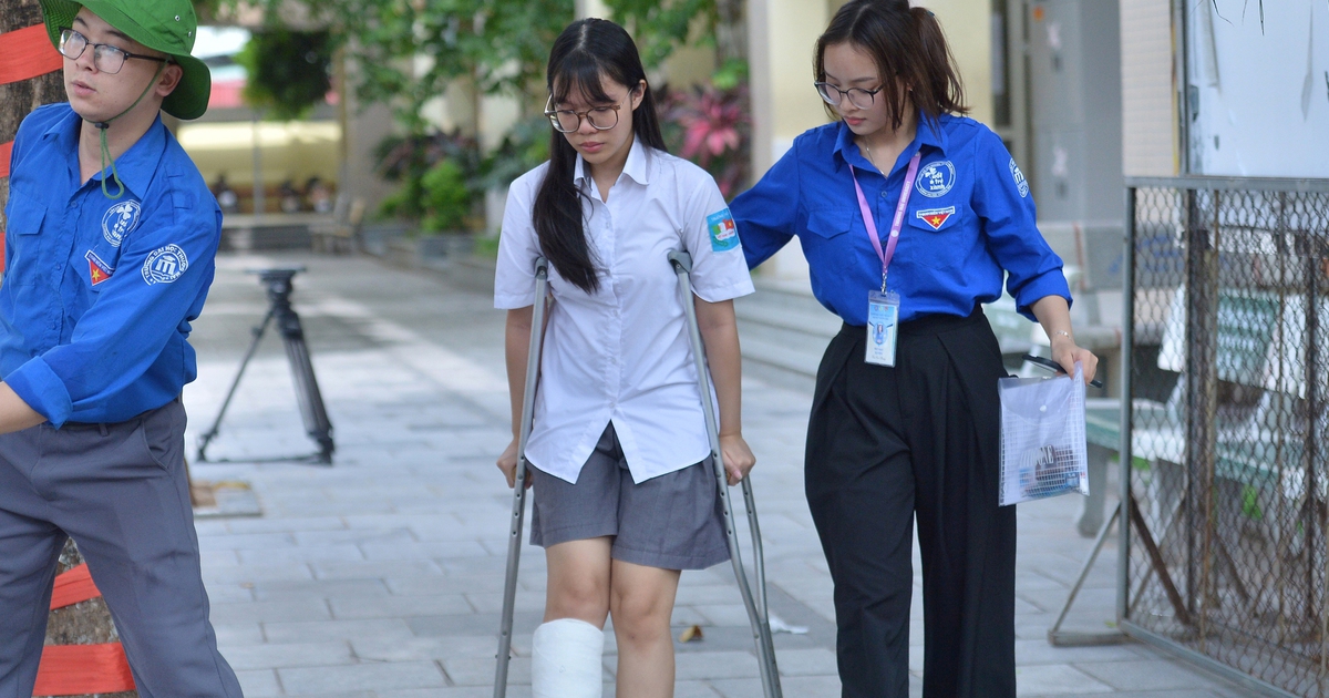 Nữ sinh chống nạng đi thi vào lớp 10 với lời chúc đặc biệt