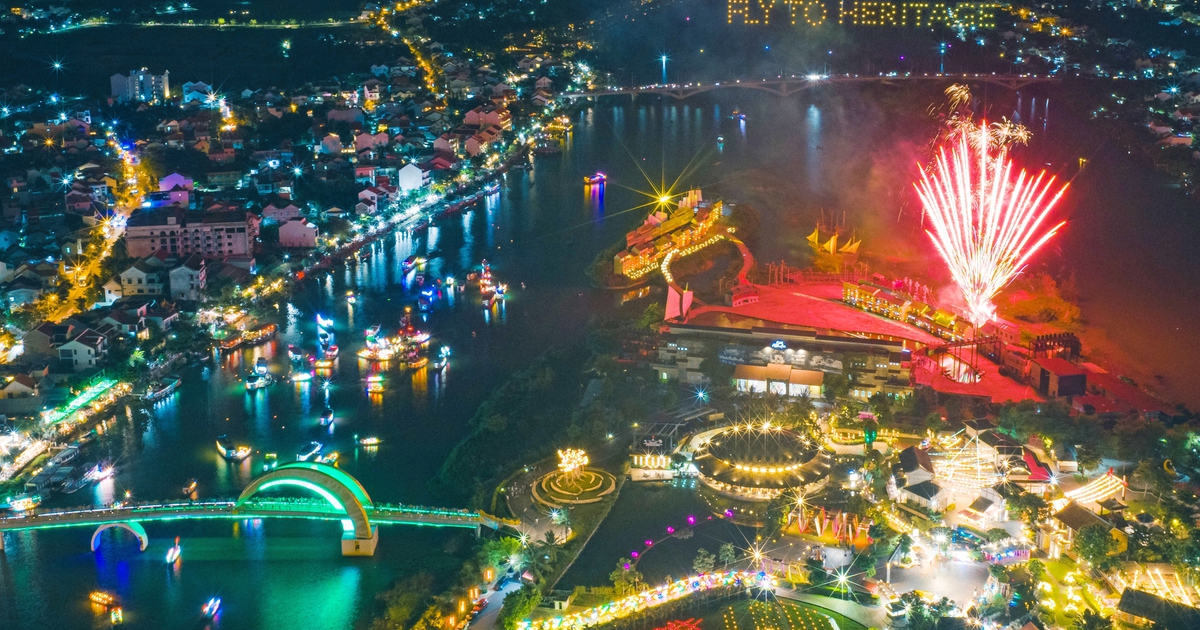 Pháo hoa, dù lượn hỏa thuật thắp sáng đêm phố cổ Hội An
