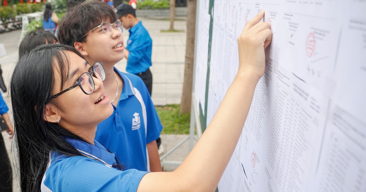 Thi lớp 10 ở Hà Nội: Thí sinh mang điện thoại vào phòng thi môn ngoại ngữ