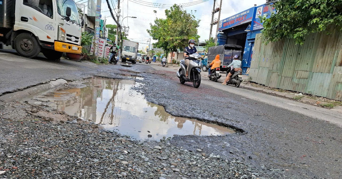 Đường nhiều ổ gà, đi lại khó khăn