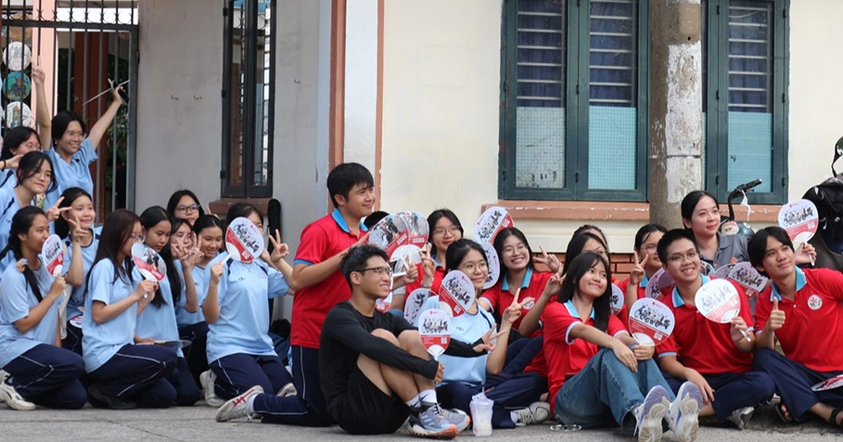 Mùa hè sôi động của học sinh Hoa phượng đỏ
