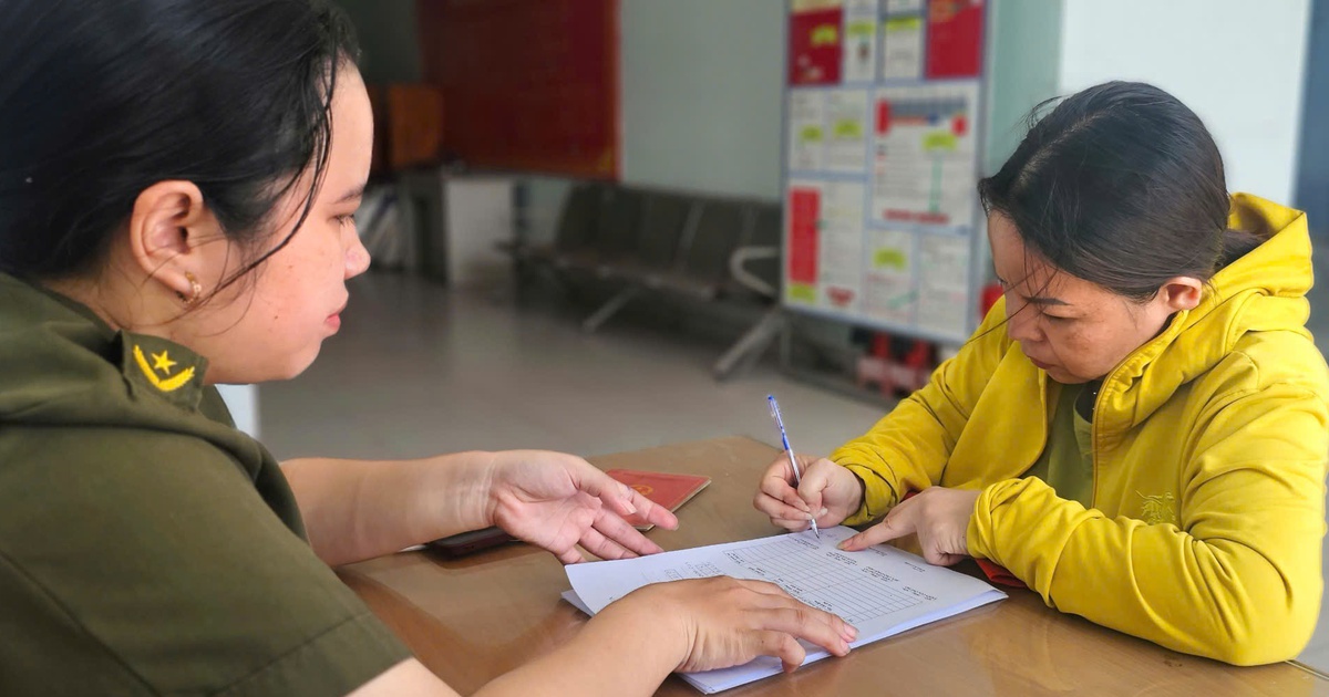 Công an TP.HCM 'gỡ rối' cho người dân không rành công nghệ