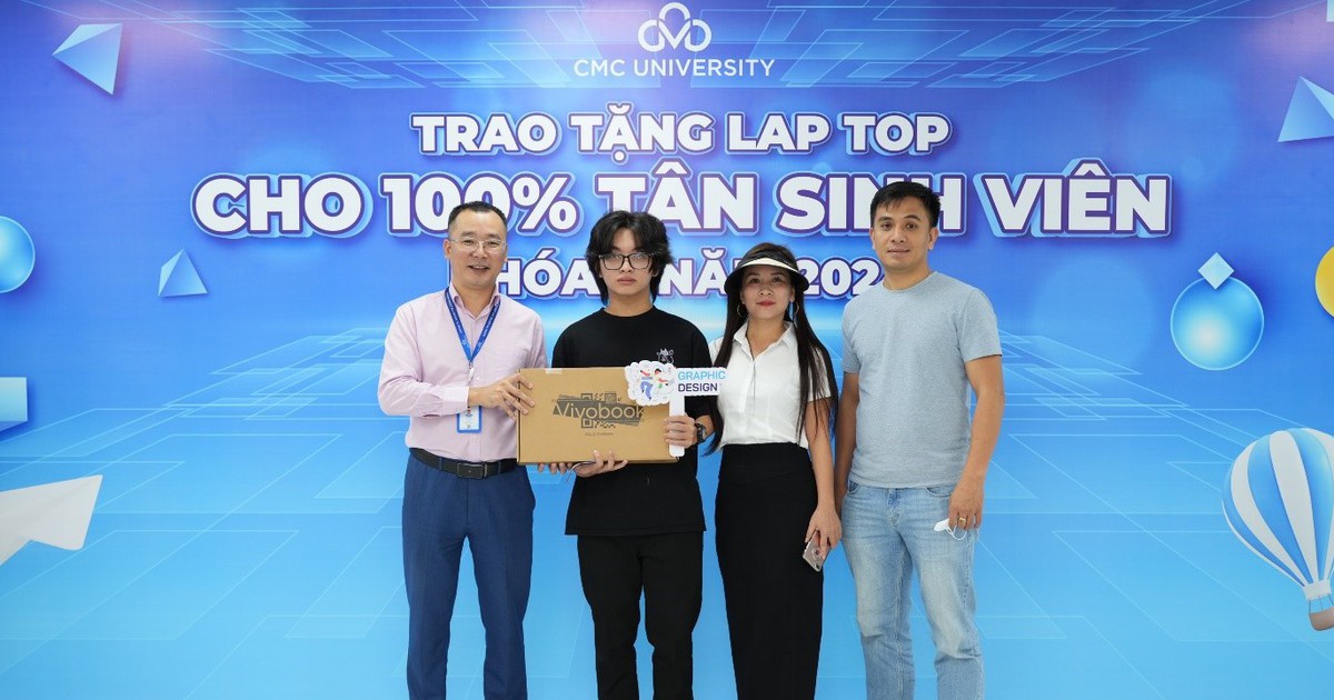 Trường đại học CMC tặng laptop cho tân sinh viên cùng quỹ học bổng 96 tỉ đồng