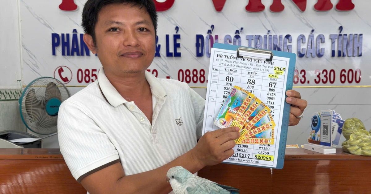 Hai anh em trúng độc đắc 10 tỉ, thuê xe 16 chỗ đến đại lý nhận tiền mặt
