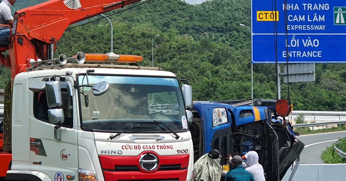 Khánh Hòa: Xe tải chở thanh thép lật trên đường dẫn cao tốc, 2 người tử vong