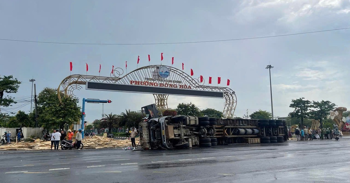 Lật xe chở gỗ keo khiến 1 người tử vong, 2 người bị thương
