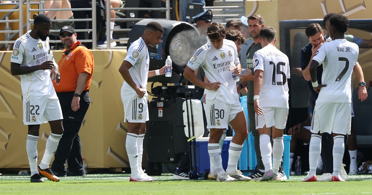 Real Madrid hỗn loạn vì thua đậm PSG, Chủ tịch Perez họp riêng với từng cầu thủ: Cải tổ!