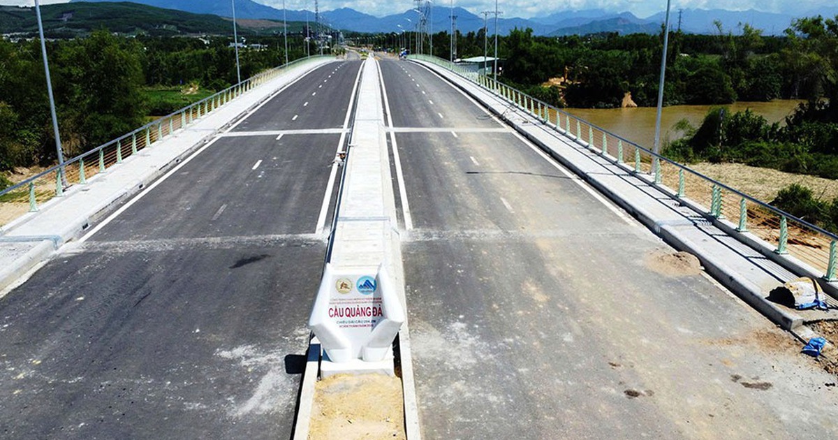 Cầu trăm tỉ thông xe xong nằm chờ đường dẫn
