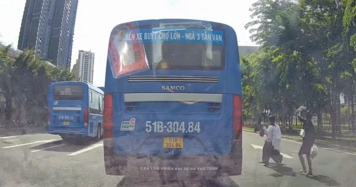 CSGT TP.HCM xử lý tài xế xe buýt dừng giữa đường đón khách
