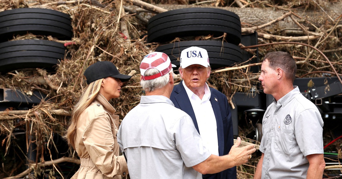 &Ocirc;ng Trump thăm v&ugrave;ng lũ qu&eacute;t ở Texas, bảo vệ c&ocirc;ng t&aacute;c ứng ph&oacute; của ch&iacute;nh quyền