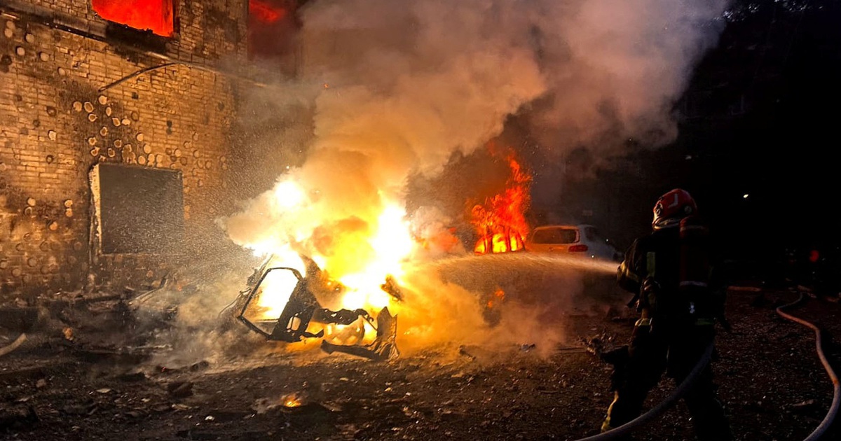 Chiến sự Ukraine ng&agrave;y 1.235: Ukraine hứng kh&ocirc;ng k&iacute;ch, xe tăng Kyiv &#039;lắp lưới&#039; chống UAV