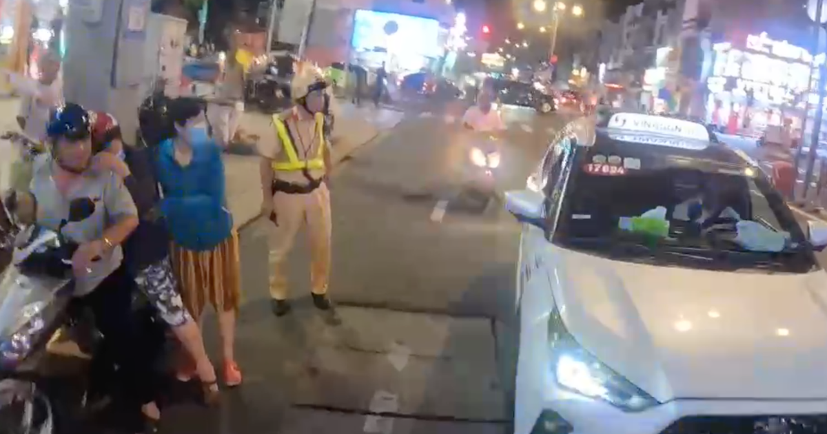 CSGT TP.HCM đ&oacute;n taxi, mở đường đưa người đi cấp cứu: Người d&acirc;n phản ứng bất ngờ
