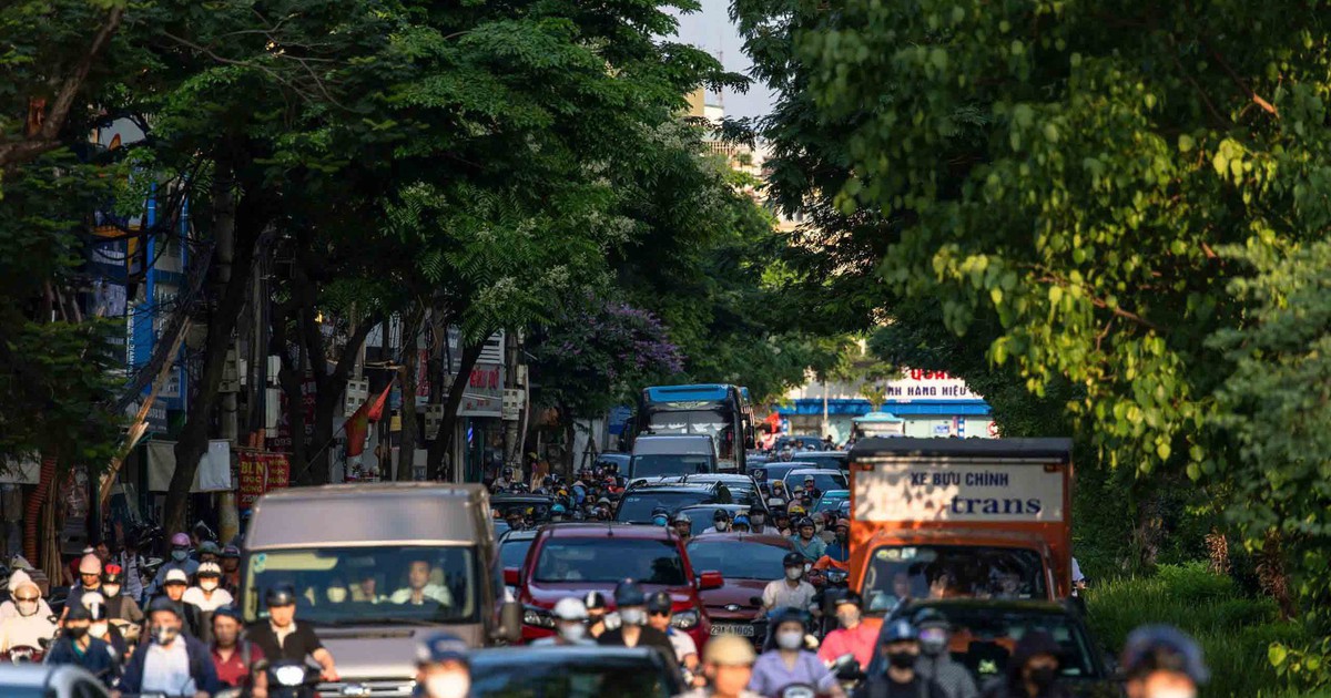 Hà Nội Cấm Xe Máy Xăng: Giải Pháp Gỡ Gạc Vận Tải Công Cộng và Hướng Đi Giáo Dục Lớp 10