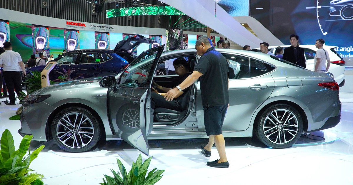 Sedan hạng D: Khách mua giảm sút, chỉ còn Toyota Camry, KIA K5 đua doanh số