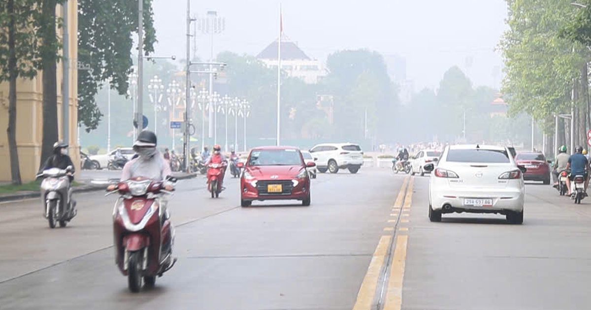 Bầu trời H&agrave; Nội m&ugrave; mịt từ s&aacute;ng đến chiều