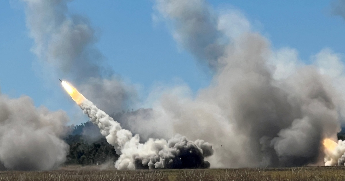 &Uacute;c lần đầu c&ugrave;ng Mỹ khai hỏa HIMARS