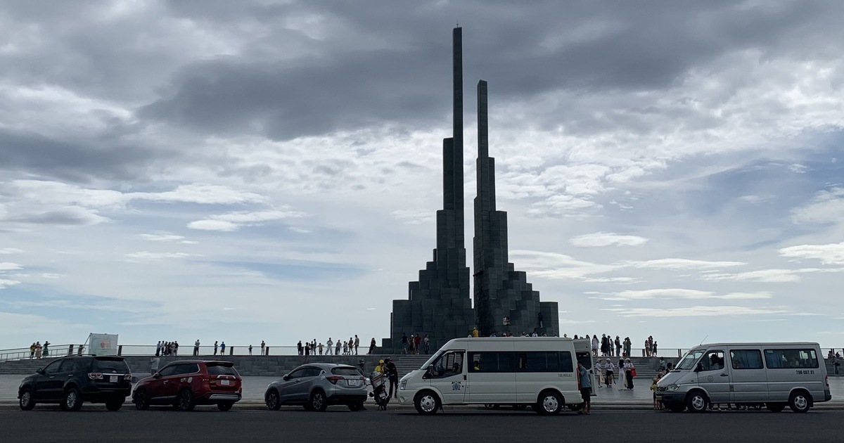 &Ocirc; t&ocirc; đậu k&iacute;n trước th&aacute;p Nghinh Phong bất chấp biển cấm, g&acirc;y mất mỹ quan