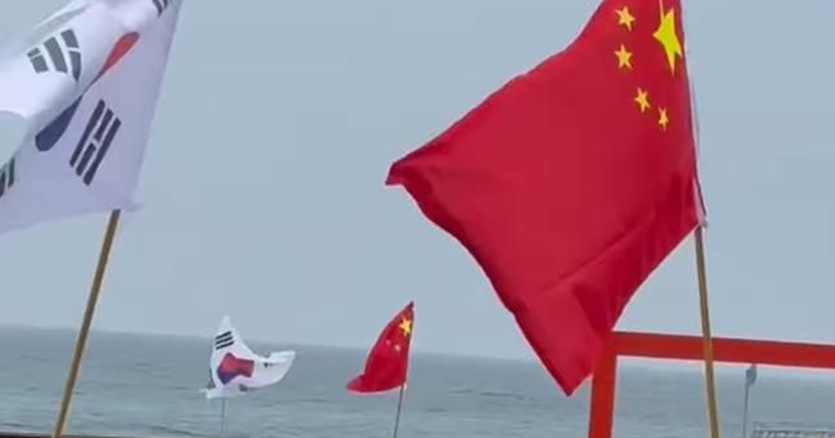 Cờ Trung Quốc cắm tr&ecirc;n đảo H&agrave;n Quốc g&acirc;y x&ocirc;n xao