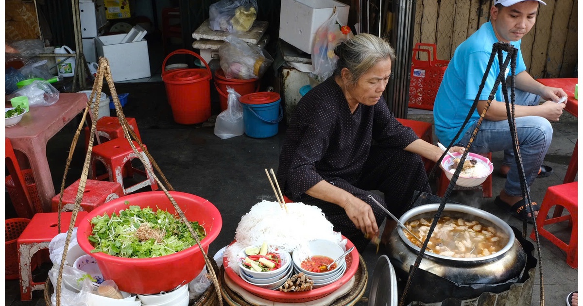 B&uacute;n b&ograve; Huế: Từ m&oacute;n x&aacute;o d&acirc;n gian th&agrave;nh di sản ẩm thực quốc gia