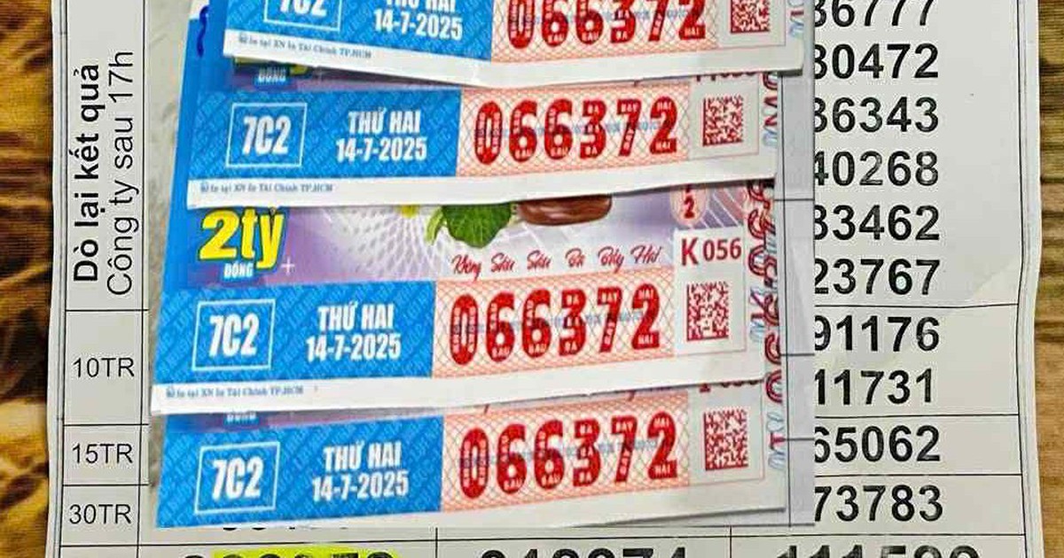 Tr&uacute;ng số 5 tờ, người phụ nữ ở TP.HCM tặng tiền cho người th&acirc;n đi đổi thưởng