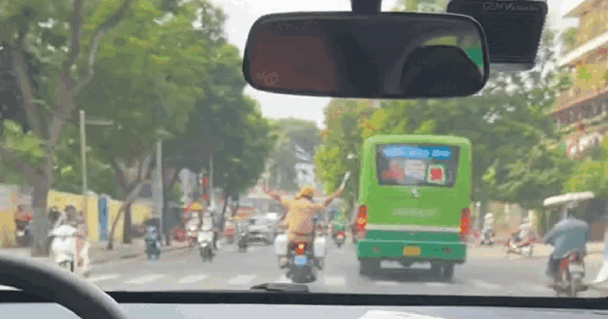 CSGT mở đường đưa em b&eacute; đi cấp cứu, phản ứng của người đi đường g&acirc;y x&uacute;c động