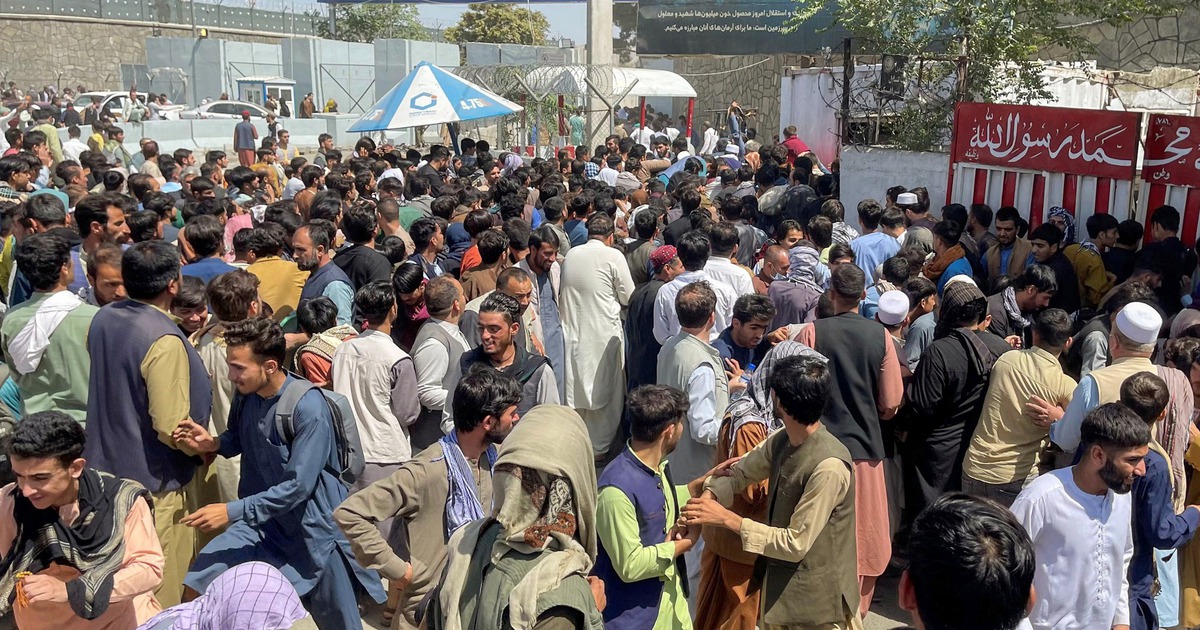 Anh b&iacute; mật tiếp nhận h&agrave;ng ng&agrave;n người Afghanistan bị lộ th&ocirc;ng tin c&aacute; nh&acirc;n