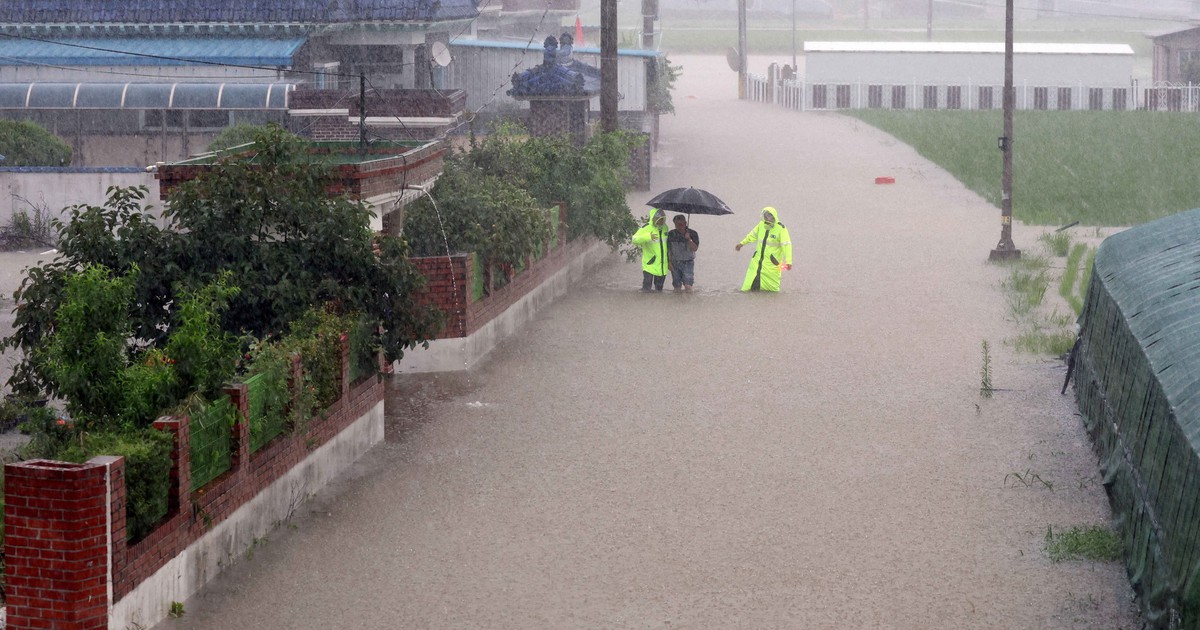 Mưa lớn chết người ở H&agrave;n Quốc, Pakistan