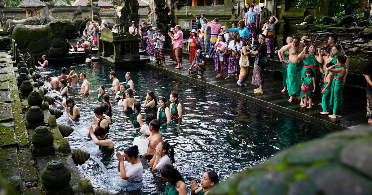 Độc đ&aacute;o nghi lễ tắm nước th&aacute;nh thanh lọc t&acirc;m hồn ở đền thi&ecirc;ng tr&ecirc;n đảo Bali